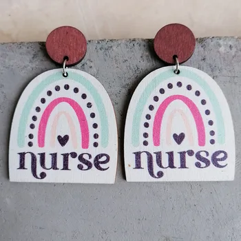 Criativo Carta de Impressão Oval de Madeira do arco-íris Brincos para Mulheres Otimista, Positiva Enfermeira Dia Jóia de Presente